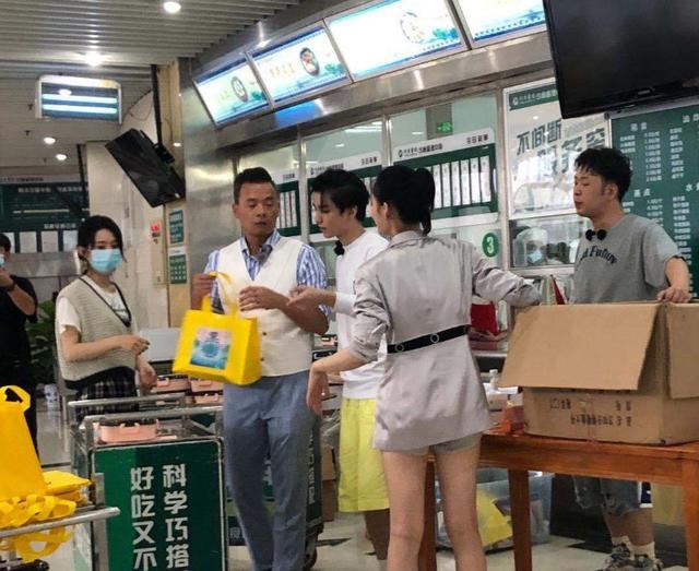 王俊凯杜海涛合体录《中餐厅4》，对比二人身高