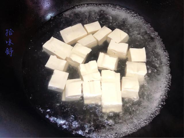 夏天，豆腐这样做，比红烧豆腐好吃，酸爽开胃又解暑，营养又健康