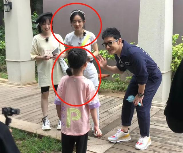 赵丽颖录节目却遇到小baby，看清她下意识动作，