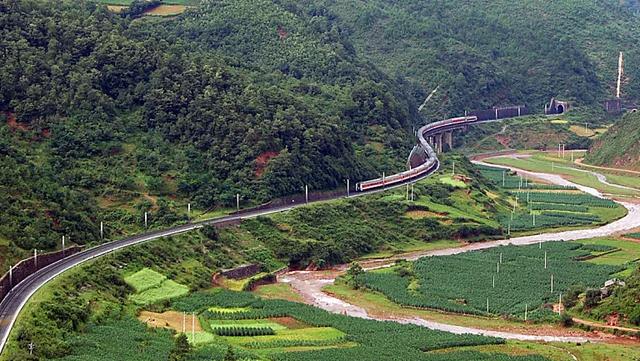 通车半个世纪的成昆铁路，为什么堪称“神话”？