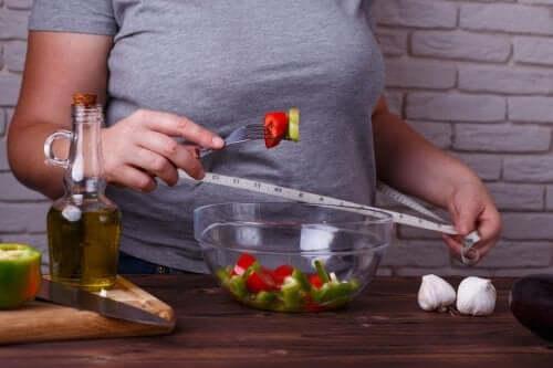 不吃晚饭，太快减肥有健康风险吗？三饮食调节法，对健康影响小