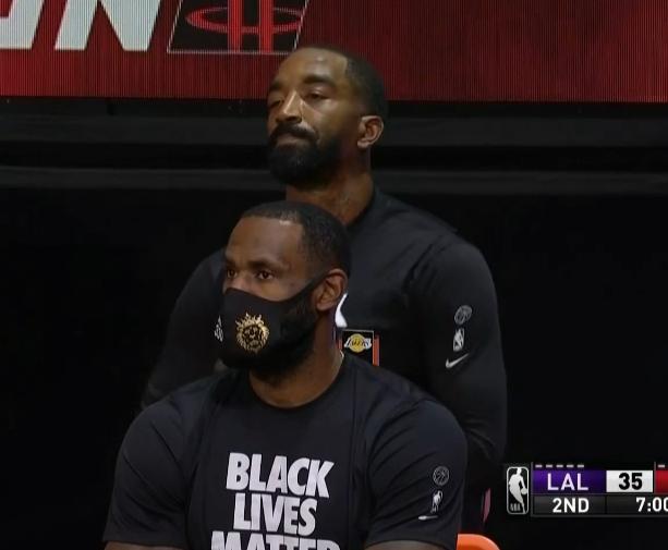 詹皇因傷輪休，湖人上場11人打出6個醜陋紀錄，詹姆斯在場邊眼神很凝重！-黑特籃球-NBA新聞影音圖片分享社區