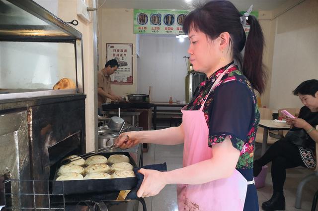 渭南夫妻开店卖菜盒5年，生意火爆，每天睡不到5小时