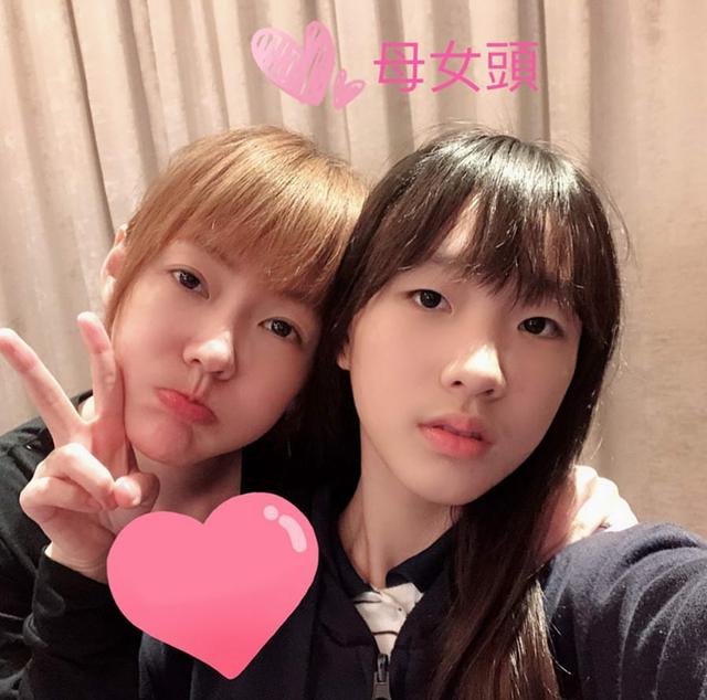 小s三个女儿一起拍广告同框比美，个个高冷自信，镜头感十足