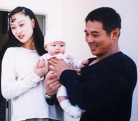 差点成赌王5太，李连杰为她抛弃原配，利智到底