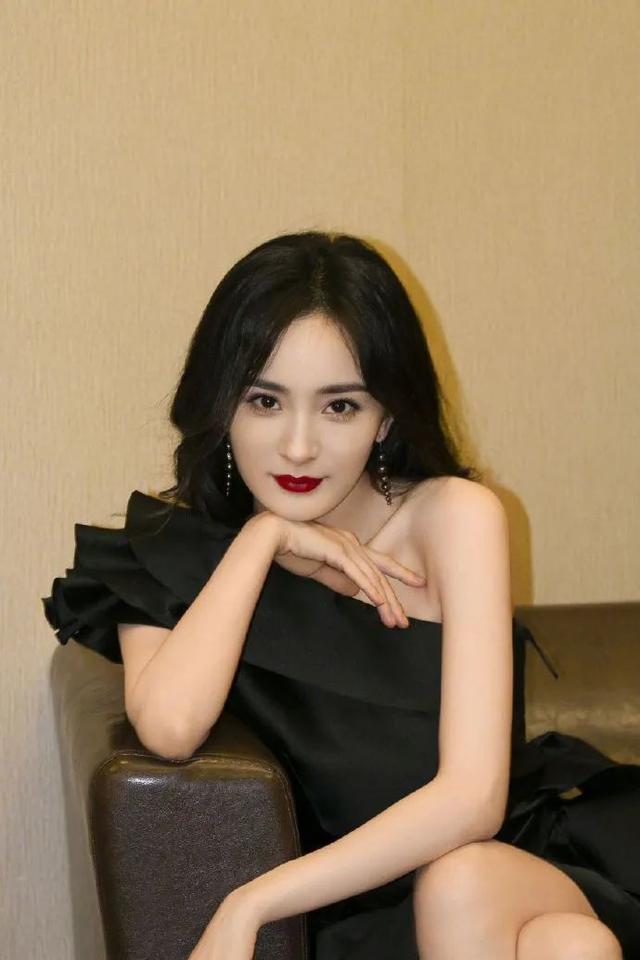 杨幂大红唇出镜性感！肤白娇嫩魔鬼身材迷人难怪爆红