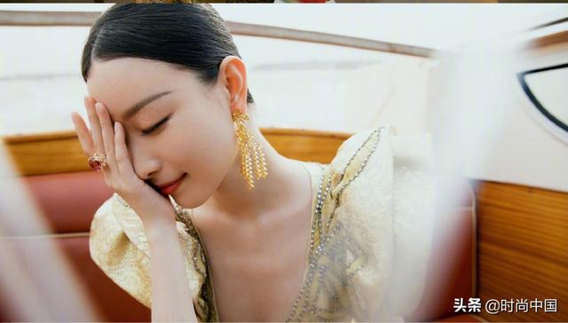 学拍毕业照｜跟李沁、张雨绮、赵露思摆“pose”，用新姿势解锁青春纪念册