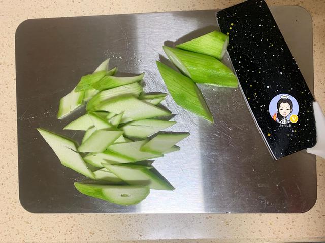 天热，这汤我家三天两头准煮一锅，鲜味十足又营养，10分钟就上桌