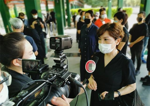 沈力遗体告别仪式，倪萍哭肿双眼需人搀扶，朱军满头白发心情沉重