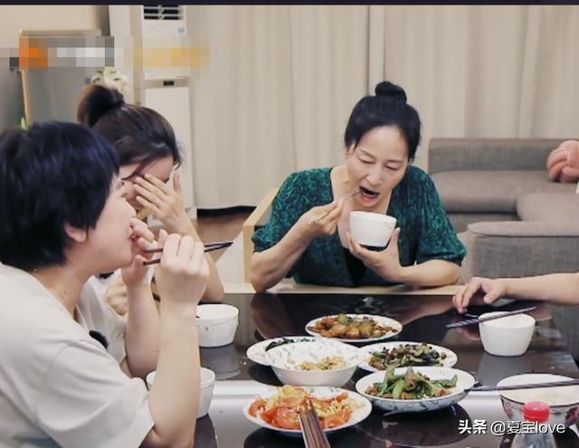 李佳航菜炒咸了，岳母实力捧场谁注意他老婆说了啥？这情商暴露