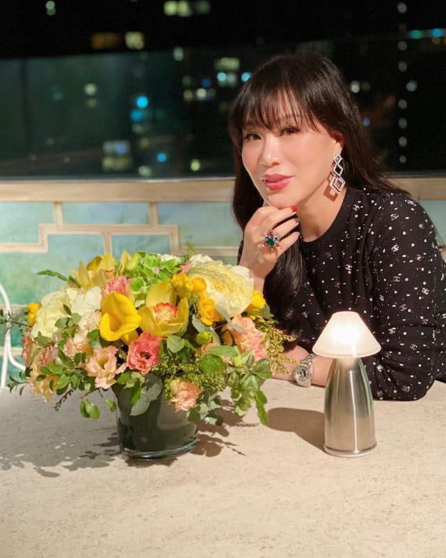 刘嘉玲豪宅中宴请吕良伟太太，被称为是贵妇太