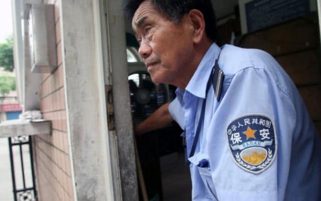 为啥很多人都抢着当工厂保安，而不愿去做小区保安？原因很现实