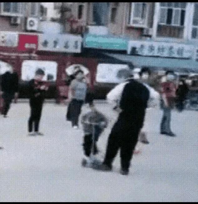 广场上那个绊倒骑滑板车男孩的老太太，她心里到底是怎么想的？