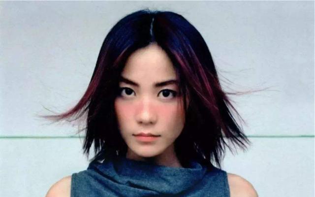 王菲头发越剪越短，一款新的波波头穿T恤，51岁年龄焕发青春活力