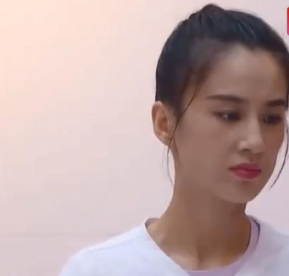 【静的】黄圣依看伊能静的表情 两人关系显露无疑是作秀还是真事？