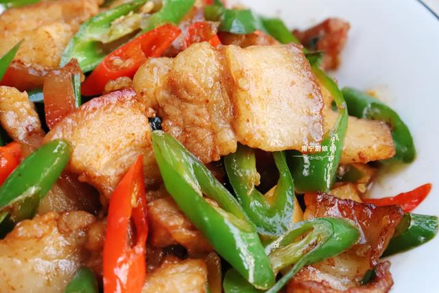 辣椒炒肉时，先炒肉还是辣椒？教你正确做法，肉质酥香不腻特下饭