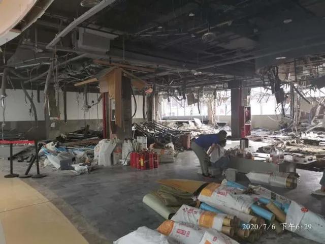 遭房东强行“清场”，700平餐厅一夜间被砸成“废墟”……