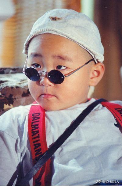 年少成名的四位童星，前三位都已过气，唯独他