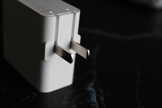 出差旅行中一个就够了-Omthing 65W氮化镓充电器