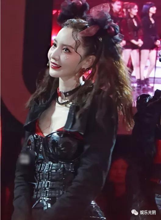 “张萌撩黄晓明”上热搜，杨颖当天两条微博连