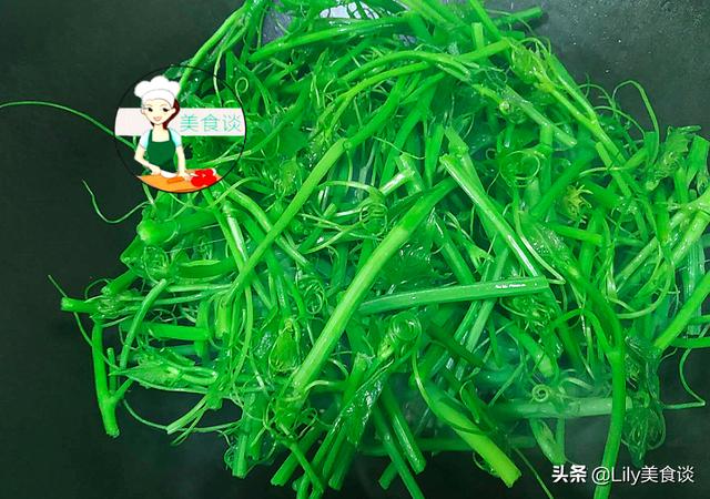 夏天遇到此菜别手软，维C含量极高，营养促消化，比南瓜叶还好吃