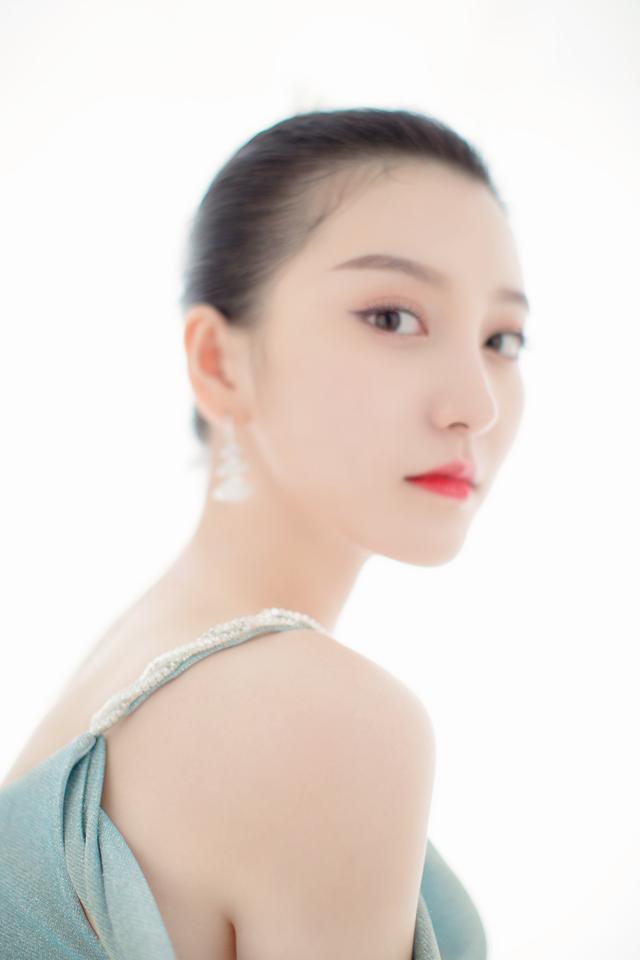 金尤美優雅系寫真曝光 大方典雅詮釋女神氣質
