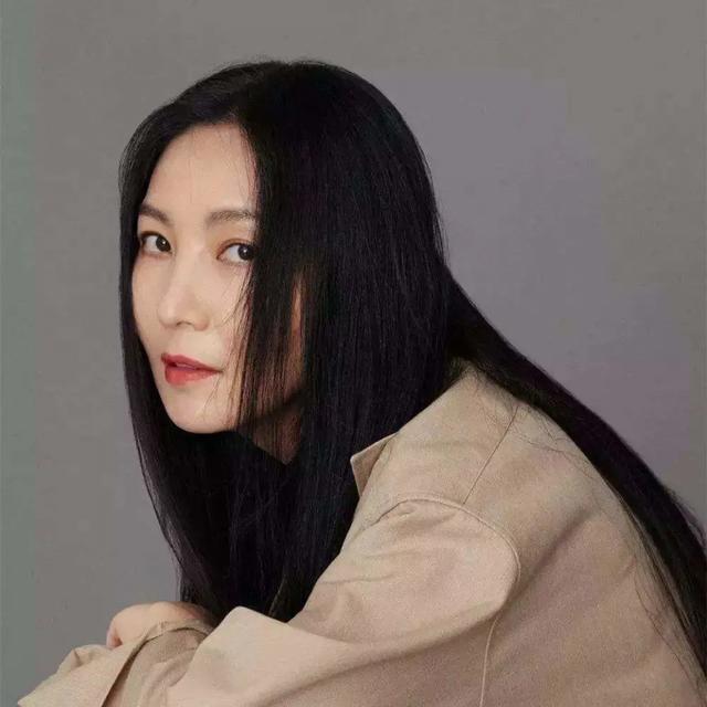 给那英、刘德华写歌，陪何炅走红毯，为什么她不红还招人爱？