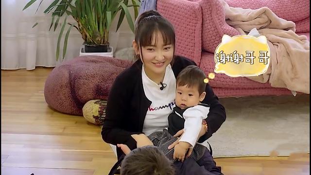 杜江一家外出，嗯哼陪玩的小女孩儿模样可爱，被质疑是霍思燕女儿