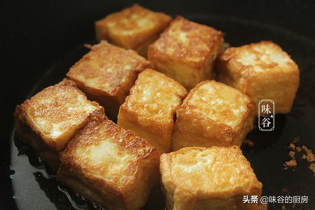 豆腐这做法老香了，外脆里嫩，蒜香浓郁，比肉都好吃，全家都爱
