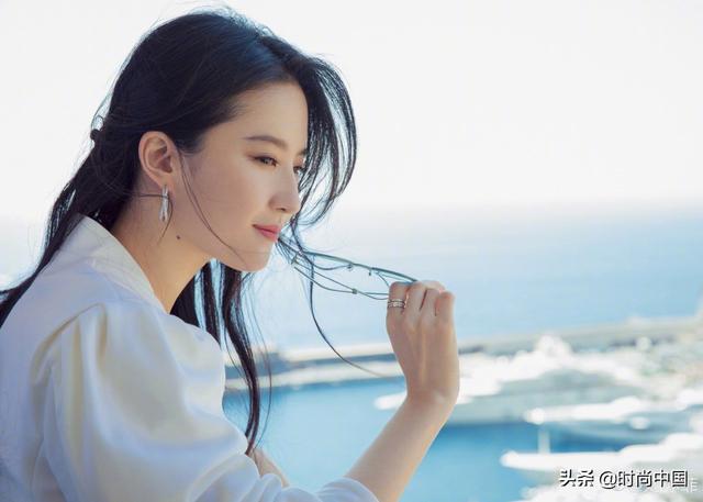 学拍毕业照｜跟李沁、张雨绮、赵露思摆“pose”，用新姿势解锁青春纪念册