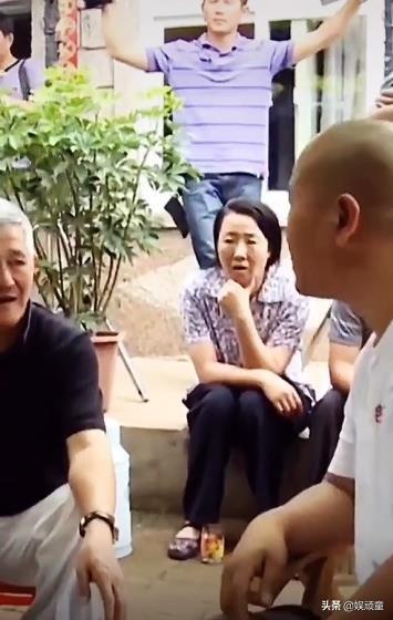 王小利被换掉不亏，自己坐靠背椅像师父，让赵本山仰视和他聊天