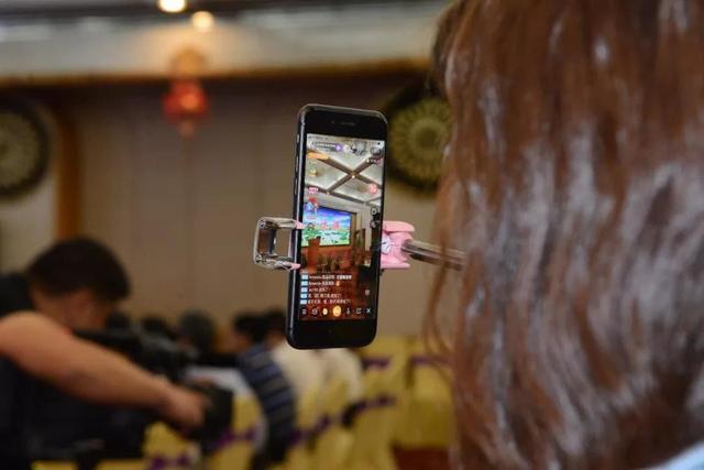 打工妹直播卖货，一天上千人观看，实际成交量以为看错了