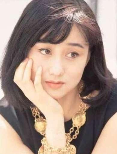 差点成赌王5太，李连杰为她抛弃原配，利智到底