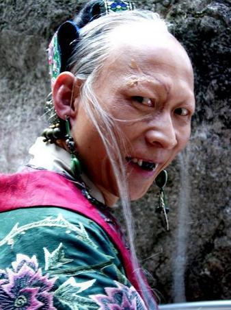 54岁“裘千尺”女儿美若天仙？看到照片后：父女俩简直一模一样