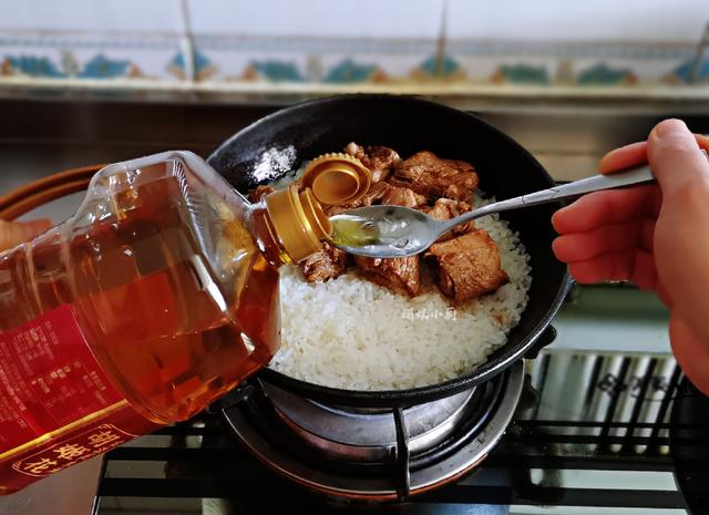 煲仔饭在家做用料实在方法简单，饭香锅巴酥脆，菜肉搭配营养均衡
