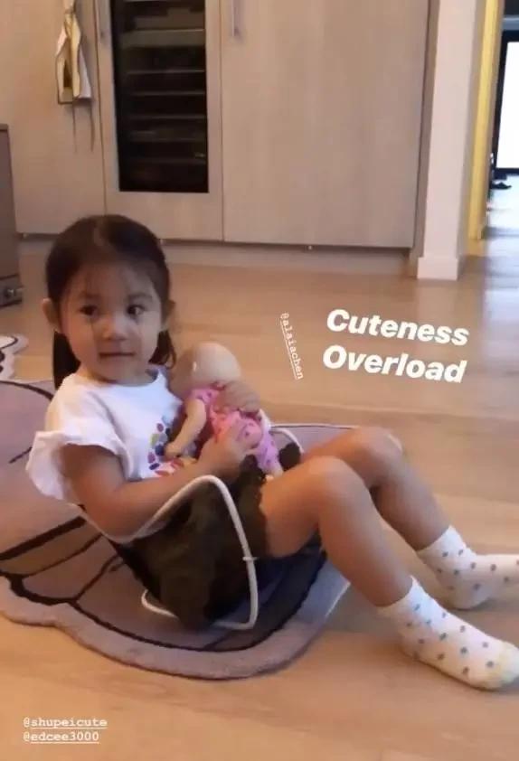 陈冠希晒女儿萌照，Alaia披头散发，紧抱玩偶面露开心笑容