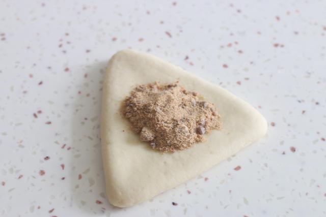 儿时最爱的糖三角的做法，不流糖不开裂，巧用筷子做出新花样