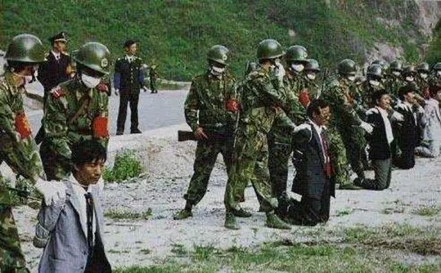 80年代“座山雕”，：张作霖组建百人“军队”，和6女人同生活