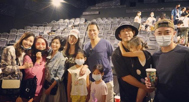 贾静雯一家四口包场请好友看电影，霍建华疑带女儿同行变超级奶爸