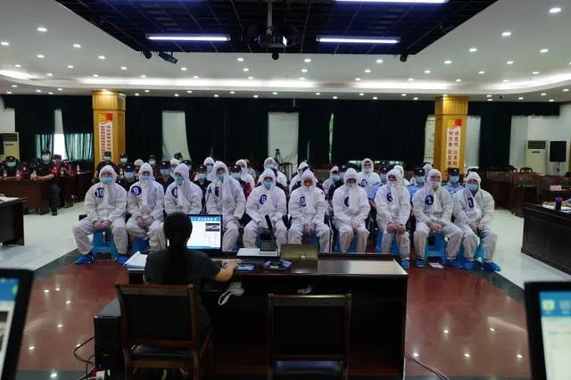 【庭审现场】白术俊等20人涉恶案昨日开庭，19名被告人自愿认罪认罚