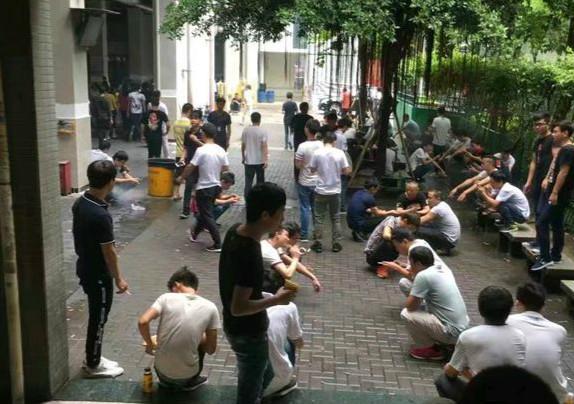 工厂发工资了，打工妹晒出11月工资条，直言不知