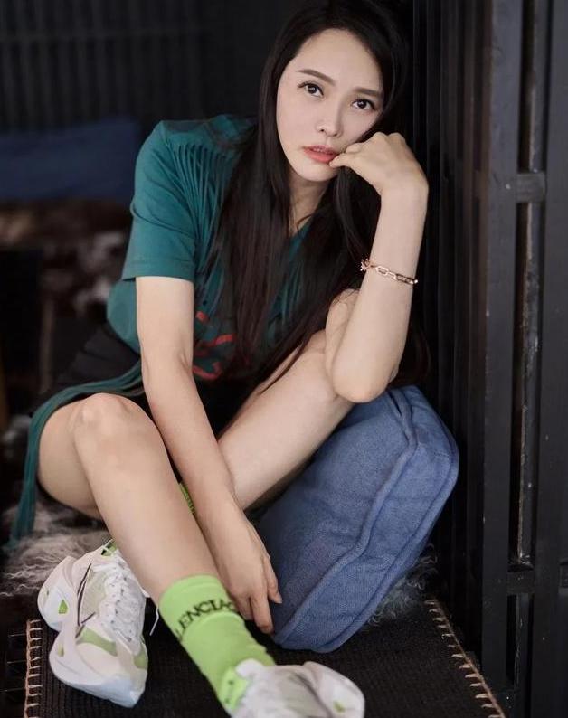 2015年，伊能静和小10岁秦昊结婚，公公婚礼上一