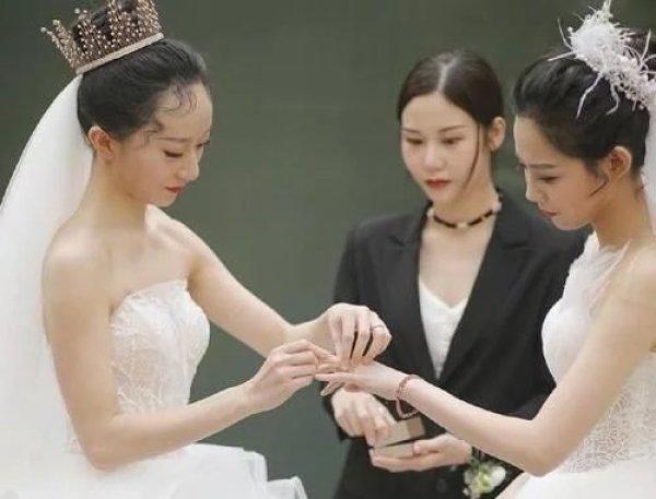 61岁杨丽萍爱徒晒近况，与同性恋人婚后度蜜月，