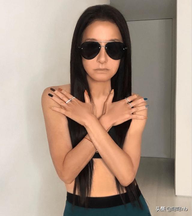 “婚纱女王”王薇薇身材绝了，71岁双腿似少女，马甲线更是逆天