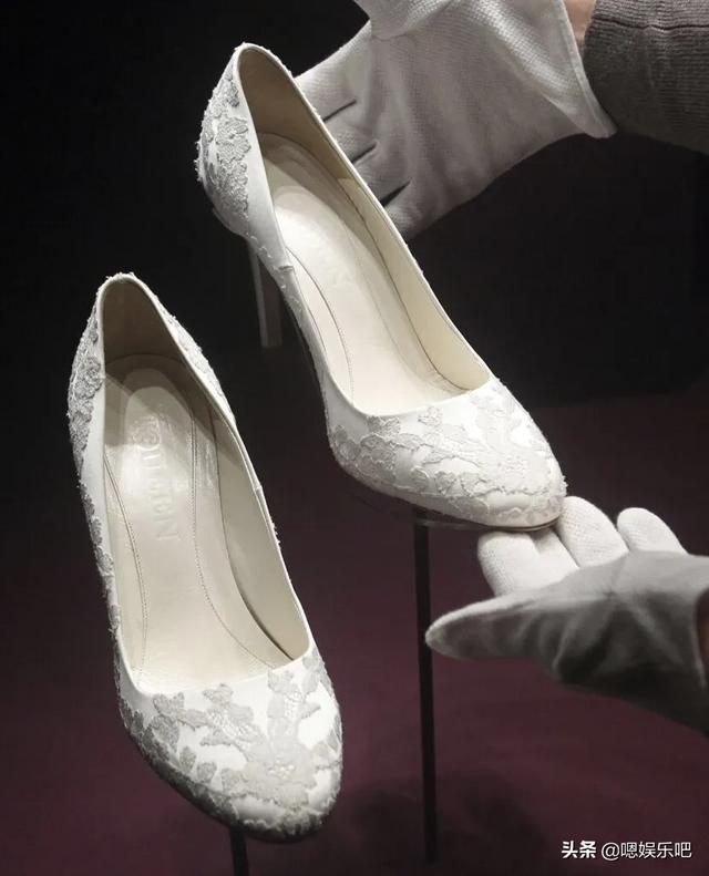 戴安娜王妃与两儿媳的婚礼婚鞋，梅根的白色缎面简约高级