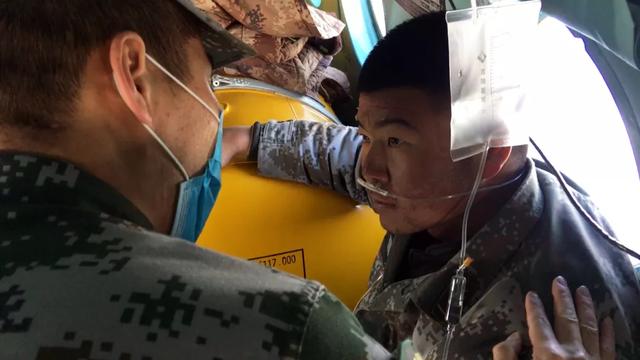抢救雪域哨兵，卫星电话呼叫军用直升机高原空