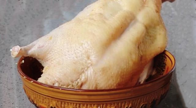 家庭版脆皮烤鸭，教你在家做，有一口锅就可以，皮脆肉嫩，真香