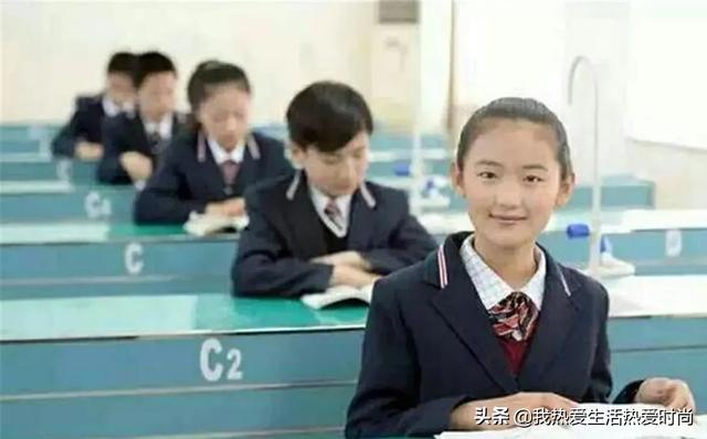 为什么“贵族学校”女生校服是裙子，普通学校是裤子？原因很现实