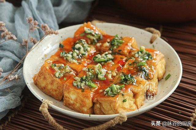 豆腐这做法老香了，外脆里嫩，蒜香浓郁，比肉都好吃，全家都爱