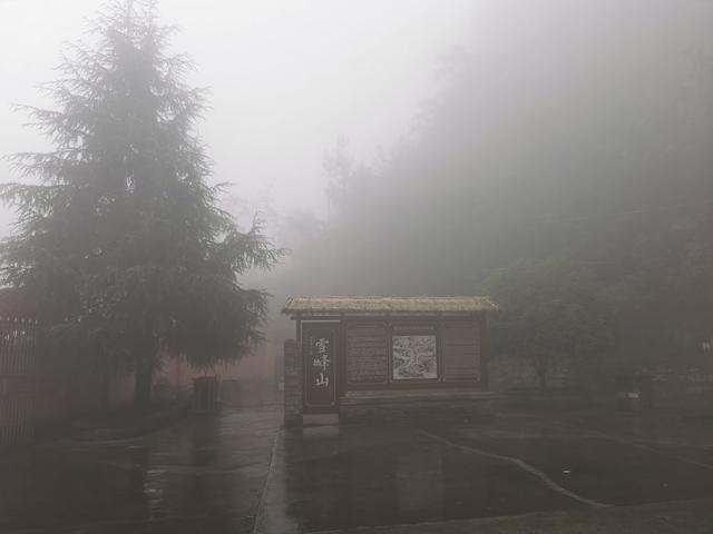 摩旅湘西，单人单车翻越湖南第一大山，雨雾中的雪峰山奇秀险峻